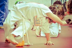 Treinando o golpe na aula de capoeira